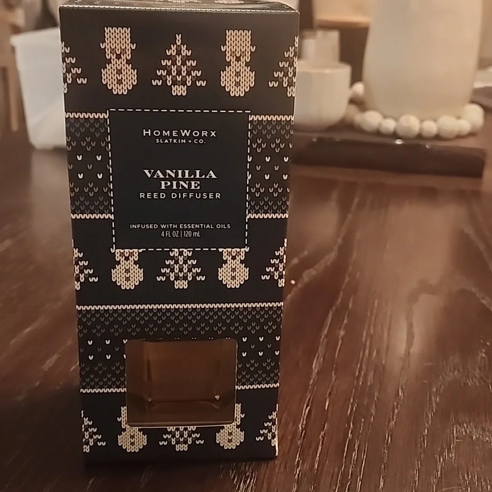 NIB HomeWorx Vanilla Pine Reed Diffuser - Navy & Cream